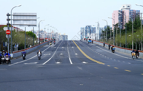 疫情期间上海的红绿灯路口背景图片