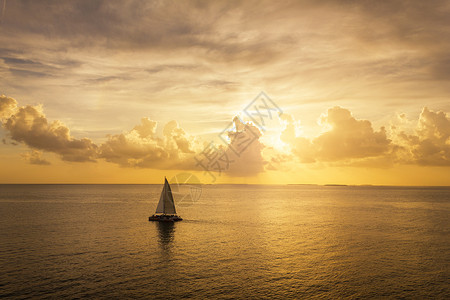 一帆风顺字体设计马尔代夫海滩金色夕阳下的海面背景