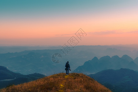 夕阳山顶登顶高山人物远眺图片背景