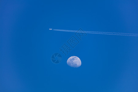 飞行月亮白日蓝天飞机飞过月亮背景