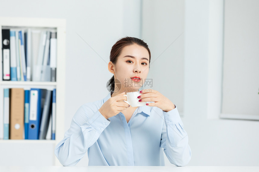 青年商务女性喝咖啡工作图片