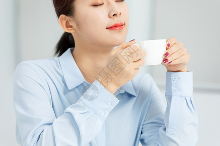 青年商务女性喝咖啡特写图片