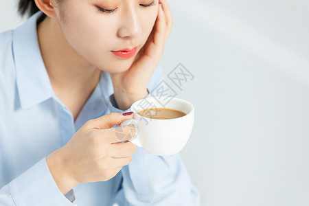 青年商务女性喝咖啡特写图片