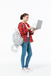 青年女性大学生拿着笔记本电脑图片