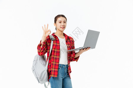 青年女性大学生笔记本电脑OK手势图片