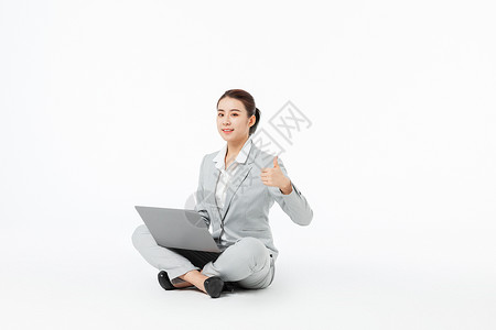 青年商务女性拿着笔记本电脑点赞背景图片