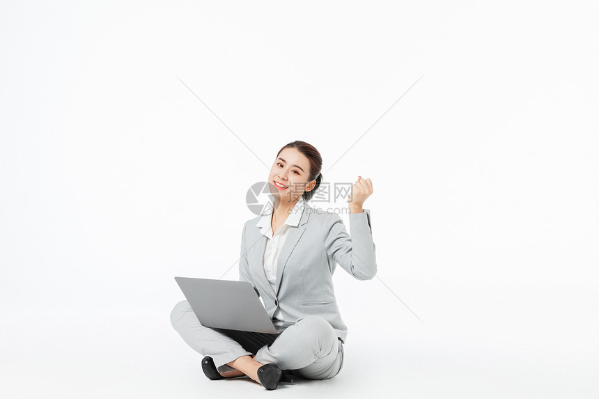 青年商务女性拿着电脑加油图片