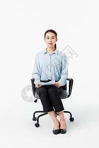 青年商务女性坐在椅子上拿着文件图片