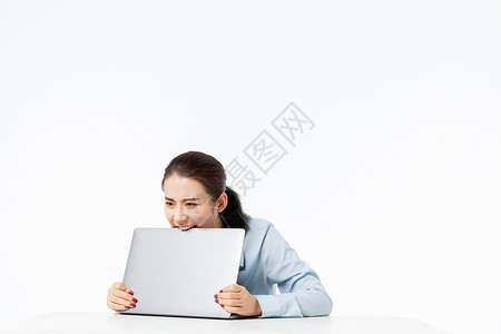 商务青年女性拿着笔记本电脑烦恼图片