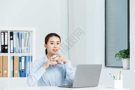 青年商务女性喝咖啡工作背景图片