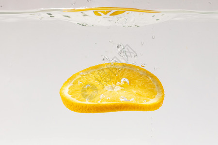 水果掉落掉落水中的橙子水果切片背景