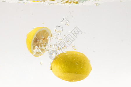 掉落水中的水果柠檬高清图片