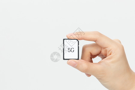 5G移动卡单手拿5G网络卡手部特写背景
