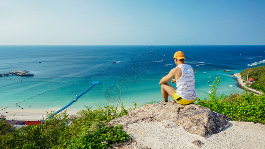 泰国旅行面对大海的少年背影背景图片