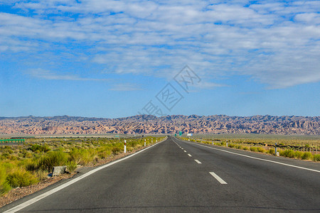 通往祁连山的笔直公路背景图片
