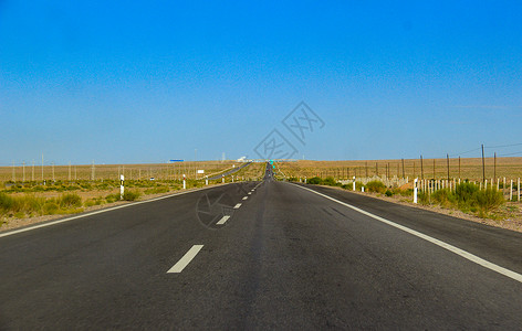 通往祁连山的笔直公路背景图片