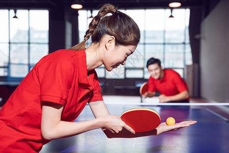 乒乓球训练的青年男女背景