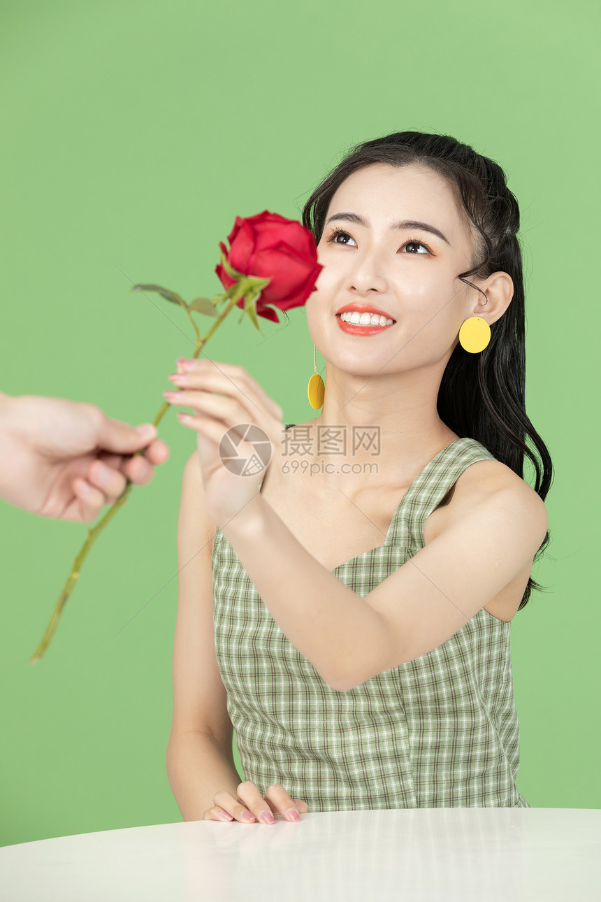 手拿玫瑰花的甜美女孩图片