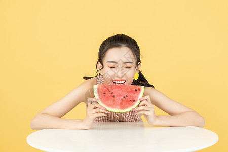 吃西瓜的甜美女性背景图片