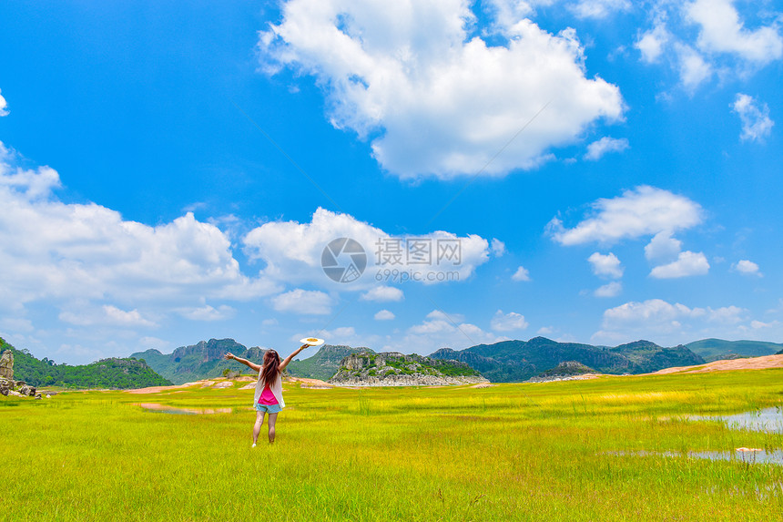 曲靖沾益海峰湿地风光女孩背影图片