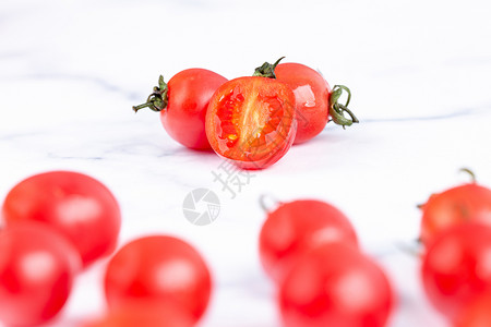 红色水果小番茄白色背景拍摄图片