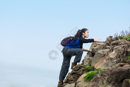 运动攀登野外爬山的美女背景