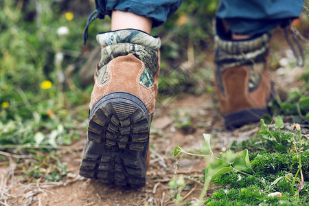 鞋大鞋小素材野外穿着徒步鞋走路特写背景