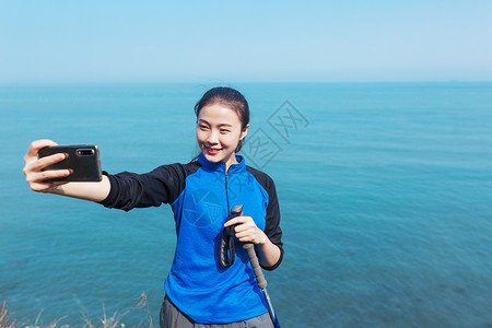 海边徒步美女自拍背景图片