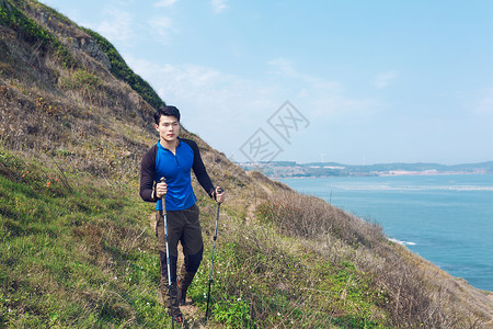 海边山坡徒步男性图片