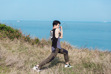 户外海边草地运动男性图片