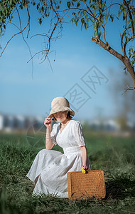 油菜花春景野外郊游旅行美女背景图片