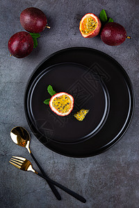 餐盘里的百香果果肉果实勺子叉子高清图片
