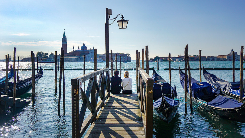 威尼斯桥上浪漫情侣约会相依偎看风景图片