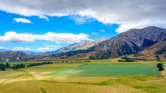 新西兰蓝天白云下的高山平原高清图片