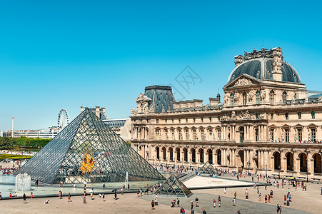 法国巡逻队法国巴黎卢浮宫外景全景金字塔入口背景