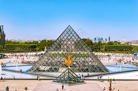 卢浮宫雕塑法国巴黎卢浮宫外景全景金字塔入口背景