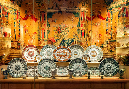 法国巴黎卢浮宫展品中东瓷器背景图片