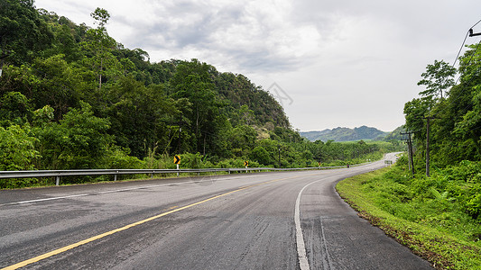 阴天马路泰国热带交通道路绿化植被背景