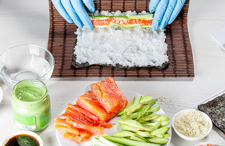 卷寿司三文鱼制作高清图片