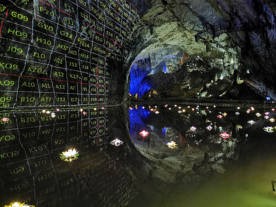 矿井水织金洞放河灯祈福背景