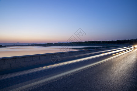 汽车速度感光效黄昏湖边的汽车速度感光线光影背景