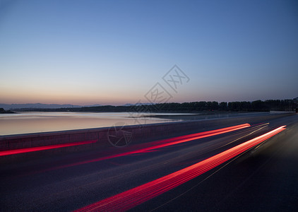 黄昏湖边的汽车光影图片