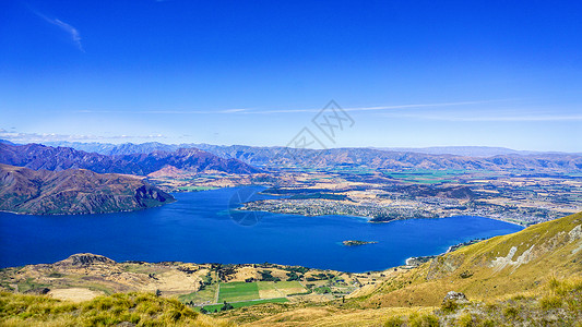 卡兹别吉峰新西兰罗伊峰山腰俯瞰瓦纳卡湖风光背景
