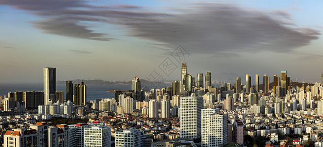 清晨的城市高楼与天空淡云背景图片