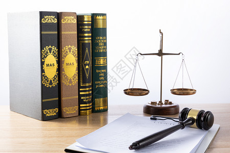 法院、法官法槌和法律文件背景