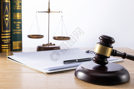 正义联盟法官法槌和法律文件背景