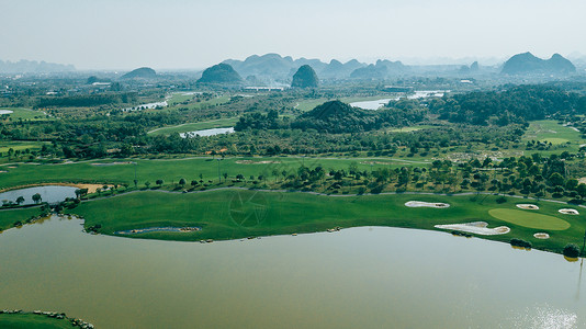 高尔夫球场航拍航拍高尔夫球场风景球场草地绿地春天背景