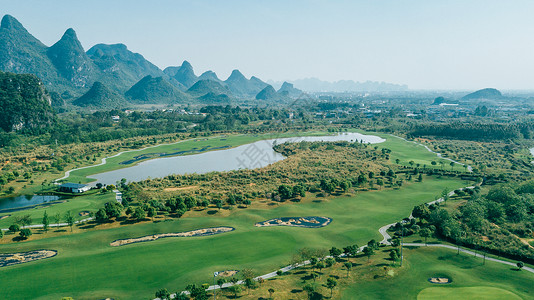 航拍高尔夫球场风景球场草地绿地春天背景图片