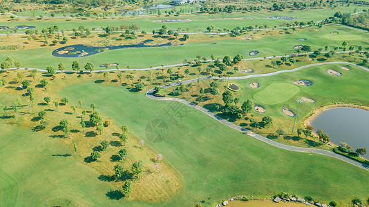 高尔夫球场航拍航拍高尔夫球场风景球场草地绿地春天背景