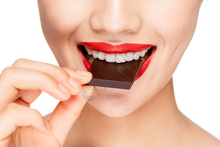 女性吃巧克力特写高清图片